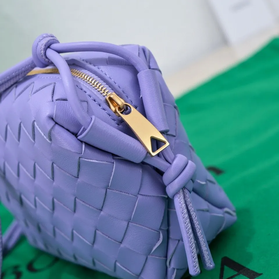 Batch 1160 B's new model is coming🔥Classic woven logo✅ The bag body is made of selected original sheepskin. The texture is soft and waxy. The simple square bag body is classic and versatile. The internal design is very practical. It has a large space and an adjustable iconic leather drawstring. It can be said to be both elegant and practical. The design is very simple and elegant. It has a kind of literary and retro style. Size model: 17*10*6cm, model number: 9896